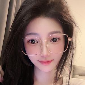 妮温柔的碎花裙夏天的味道尽在其中，微密圈推荐她的碎花裙穿搭