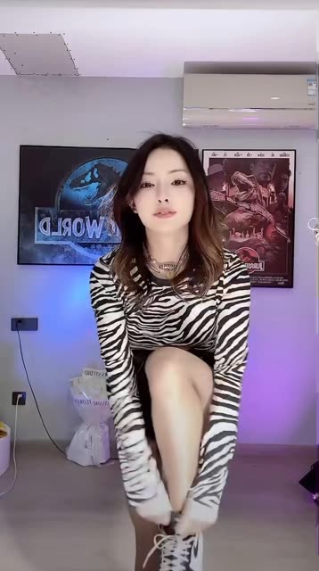 抖音一只霸王兽双视角视频，热舞视频资源下载分享