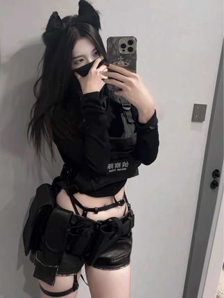 银蛇大人黑色系风格写真，酷女孩的定义