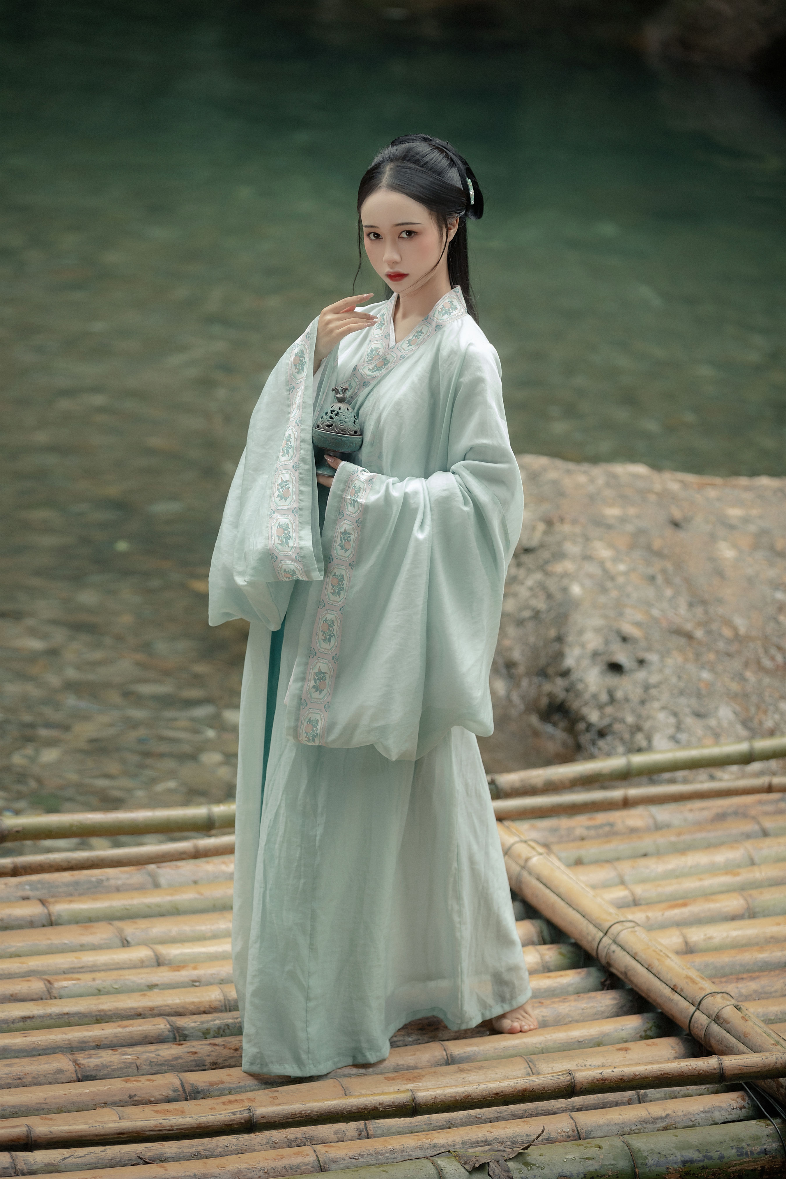 [YiTuYu艺图语] 梨一依《轻舟》 好看的4K高清无水印纯欲妹子意境唯美写真完整版图集