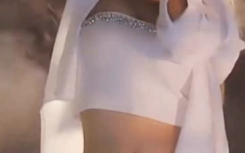 南妹儿换衣惊鸿一瞥大漏“北半球”!尺度之大令人咋舌!