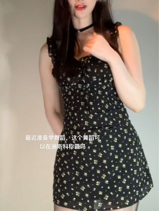 轩子巨二兔微密圈最新照片流出，酒红色短裙迷人魅力