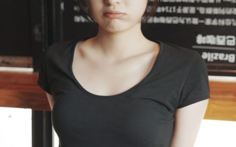 咖啡屋里的素颜女孩模特 人像 女生 – YiTuYu艺图语