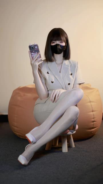 白龙猫女黑丝连裤袜作品鉴赏，细数白龙猫女的丝袜造型