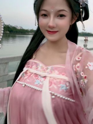 脑婆睡醒啦微博最新动态，关注她的生活与成长