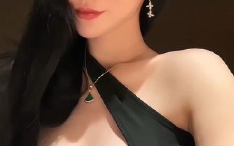 不爱笑的赛琳微密圈,谁说她不爱笑?